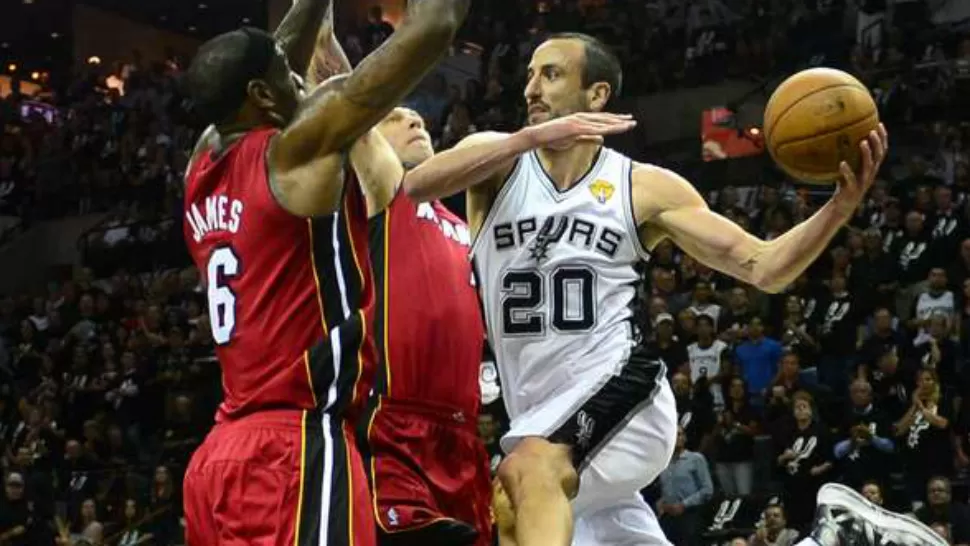 SANGRE ARGENTINA. Manu Ginóbili aportó su jerarquía de siempre para la gran victoria de los Spurs sobre Miami Heat. FOTO TOMADA PAGINA OFICIAL NBA.COM