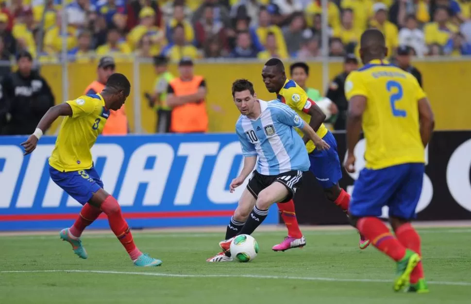 BAILÓ EN QUITO. No bien ingresó a la cancha, Messi dejó en el camino a tres marcadores y casi convierte el segundo. 