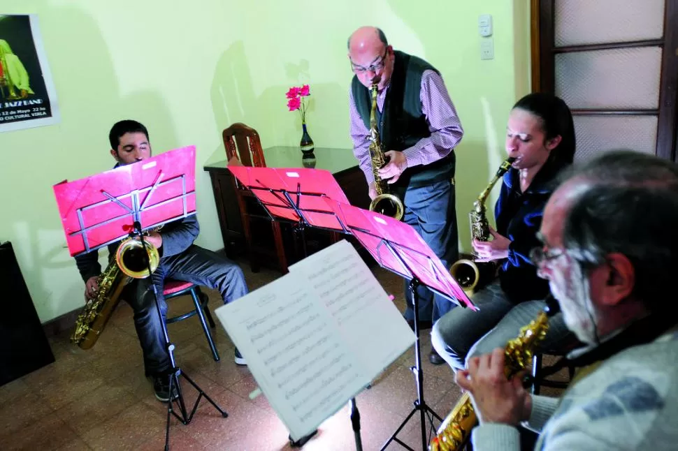 CONCENTRADOS. De izquierda a derecha: García, Clúa, Baspiñeiro y Caponetto pulen los últimos acordes antes del concierto que darán en el Virla. LA GACETA / FOTO DE ANALÍA JARAMILLO