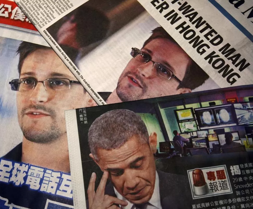 EN HONG KONG: Los diarios locales, editados en chino y en inglés reflejan imágenes de Snowden y de Obama. REUTERS 