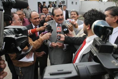 Manzur vino y no se despegó de Alperovich