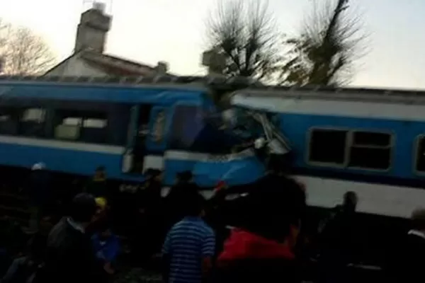 Choque en Castelar: los trenes quedaron como si hubiesen sido aplastados como una latita de gaseosa
