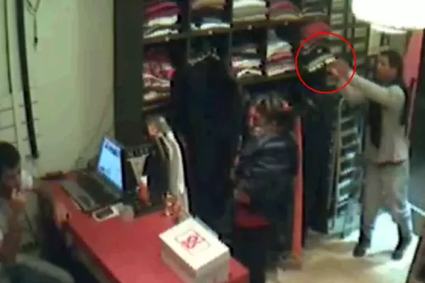 Usaron un montgomery de cortina y se llevaron $ 3.000 en ropa