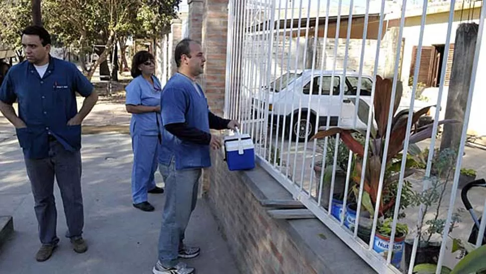 CAMPAÑA. Agentes sanitarios visitaron familias de distintos barrios para vacunarlos. FOTO TOMADA DE ELLIBERAL.COM