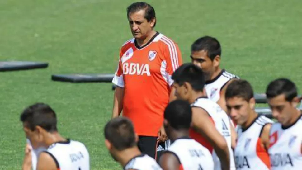 DECISION. El entrenador de River Plate, Ramón Díaz, realiza un ensayo futbolístico en el predio de Ezeiza, con los mismos jugadores que vienen de vencer a Independiente (2-1). TELAM