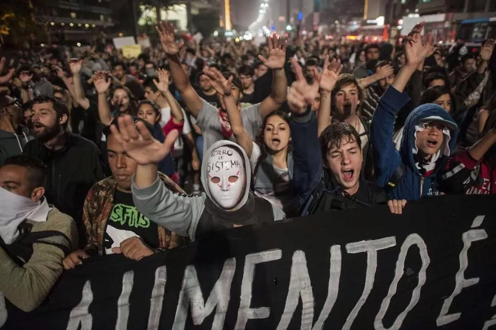FURIOSOS. Las protestas encabezadas por los estudiantes derivó en un violento enfrentamiento con la policía. HISPANTV.COM
