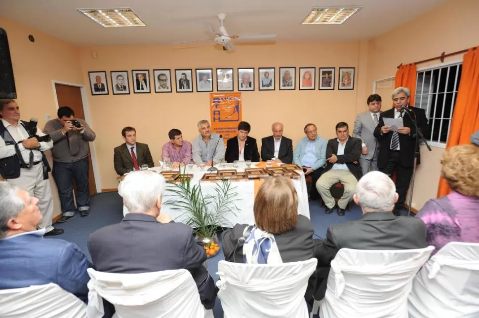 CEREMONIA. El homenaje a los ex presidentes se realizó en la sede de la Asociación. 