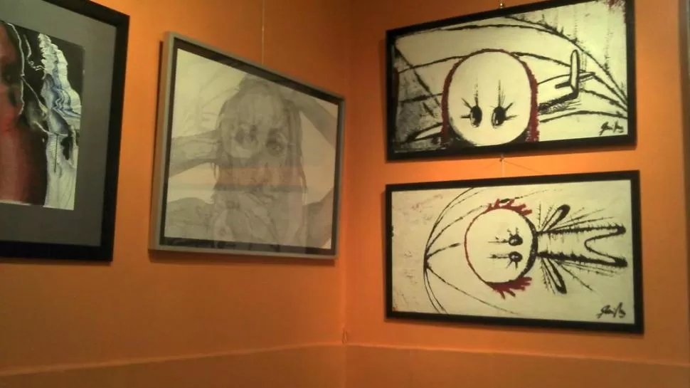 EXPUESTAS. En una de las salas de El Cuarto Naranja se pueden ver las pinturas de Cecilia Quinteros Macció.  
