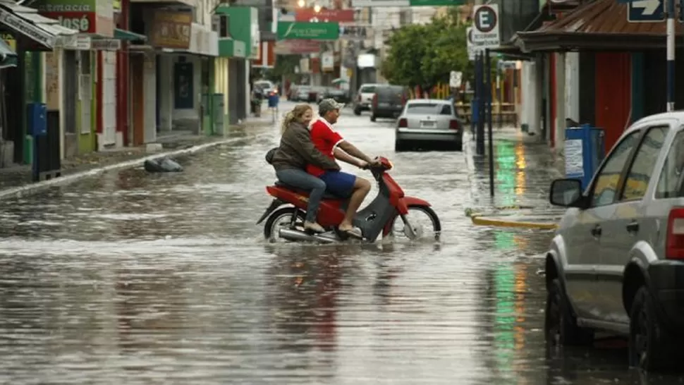 BAJO EL AGUA. La capital santiagueña se inundió en pocos minutos. FOTO TOMADA DE NUEVODIARIOWEB.COM.AR