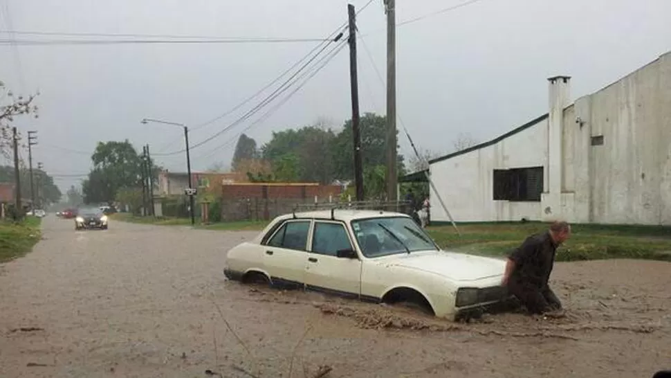 DESASTRE EN MEDIA HORA. Aunque la lluvia fue corta, complicó a más de uno.FOTO GENTILEZA DE RODOLFO ANGEL ZAZZALI