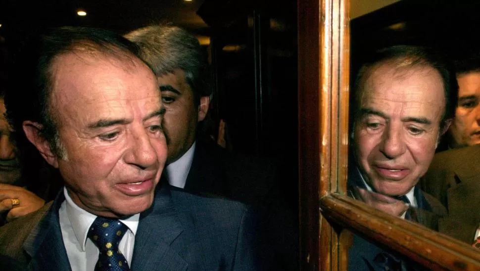 EL REFLEJO. Menem observa su imagen, frente a un espejo, en 2004, cuando anunció que no asistiría a una audiencia con el juez Jorge Urso. DYN (FOTOS DE ARCHIVO)