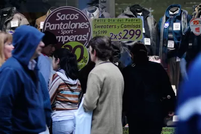 Los tucumanos salieron a buscar el regalo perfecto para papá