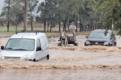 Evacuaron a 30 personas en Santiago del Estero por un temporal