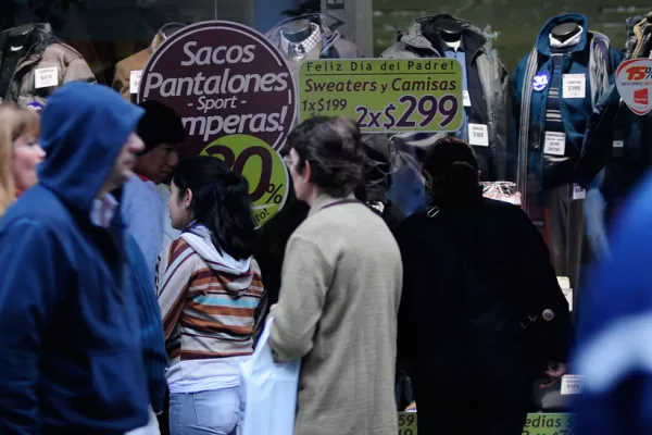 Los tucumanos salieron a buscar el regalo perfecto para papá