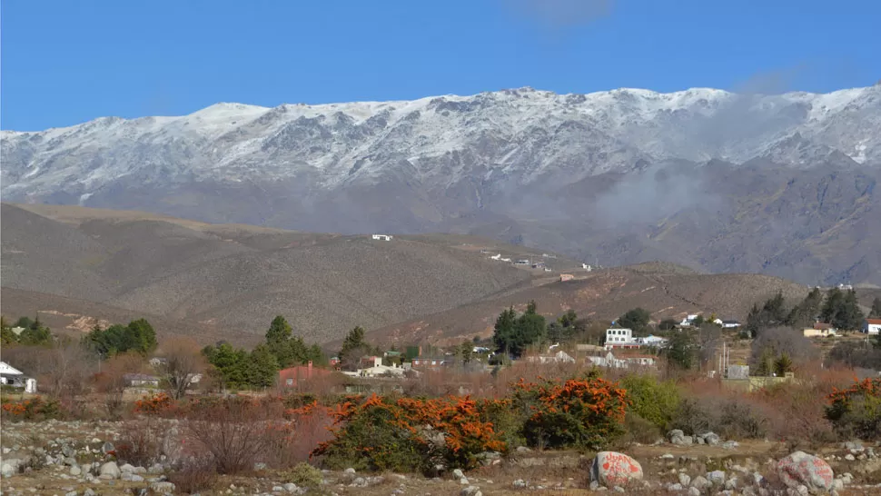 ASÍ AMANECIÓ TAFÍ. Los cerros del valle lucieron un hermoso manto blanco. FOTO GENTILEZA DE JAVIER ASTORGA.