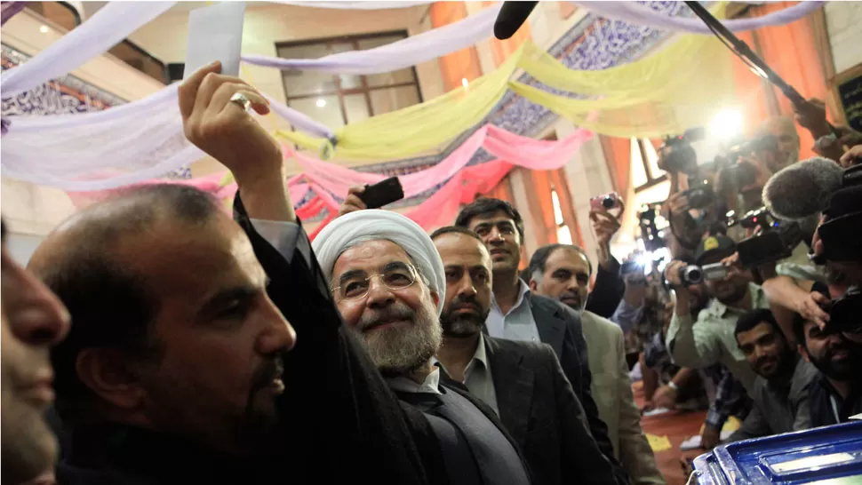 CUMPLIENDO EL DEBER CIVICO. Hassan Ruhani votando ayer. REUTERS.
