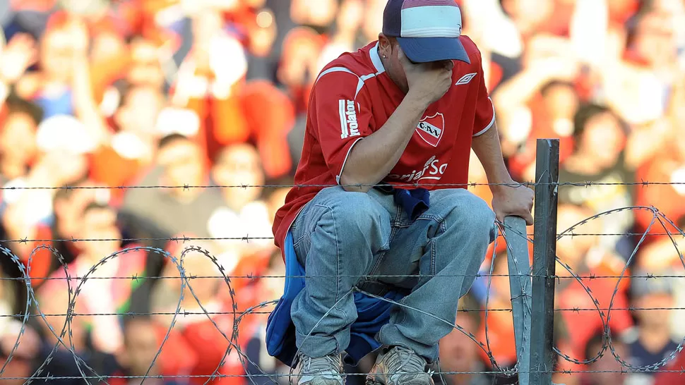 NO SE PUEDE CREER. El dolor y la bronca invadió el estadio Libertadores de América. TELAM