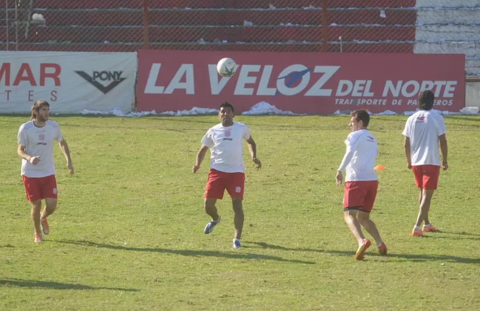 REGRESA. Rubén Molina (izquierda) será el reemplazante de Daniel Carrasco. 