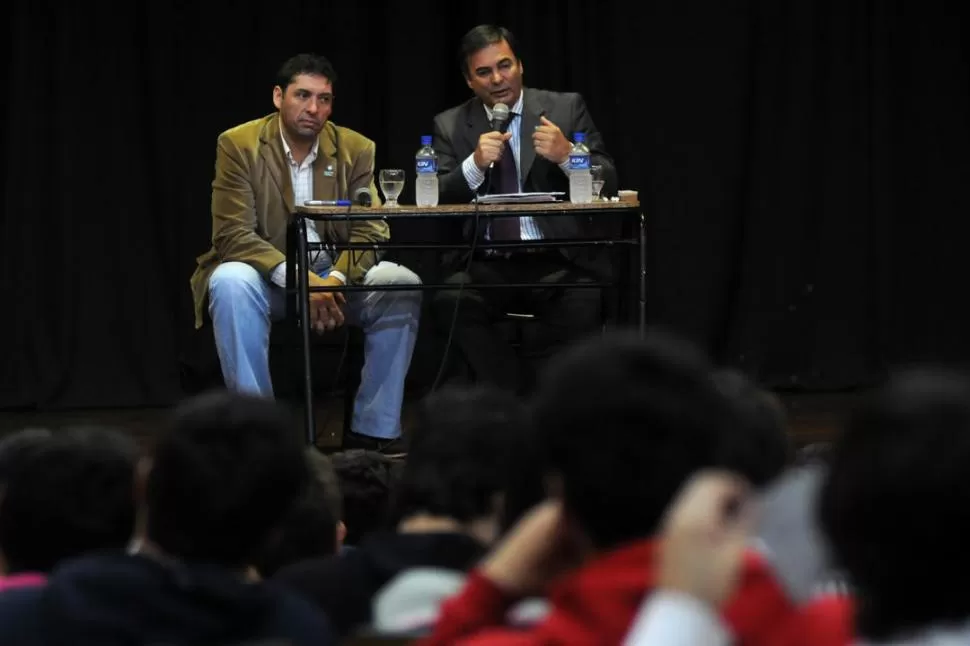 EN EL GYMNASIUM. Argiró y Rodríguez del Busto charlaron con estudiantes. LA GACETA / FOTO DE INéS QUINTERO ORIO