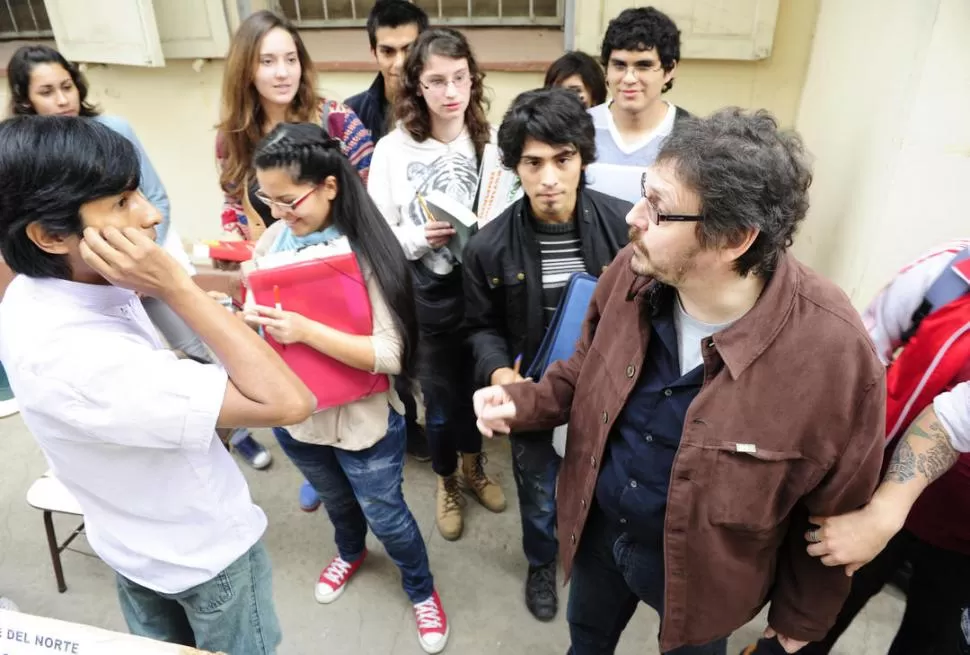 CHARLA. Pigna (derecha) dialoga con alumnos al retirarse de Filo. LA GACETA / FOTO DE JORGE OLMOS SGROSSO