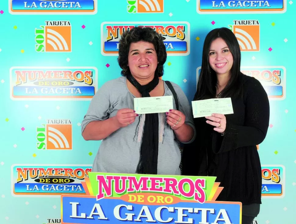 EL PREMIO EN LA MANO. Myriam y Luciana recibieron los cheques. LA GACETA / FOTO DE ANALíA JARAMILLO