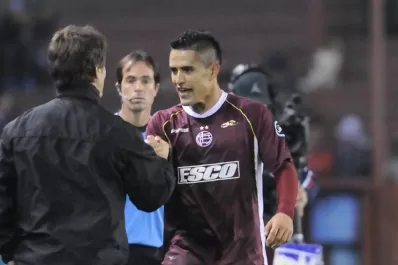 Lanús golea a River y acerca a Newell's al título