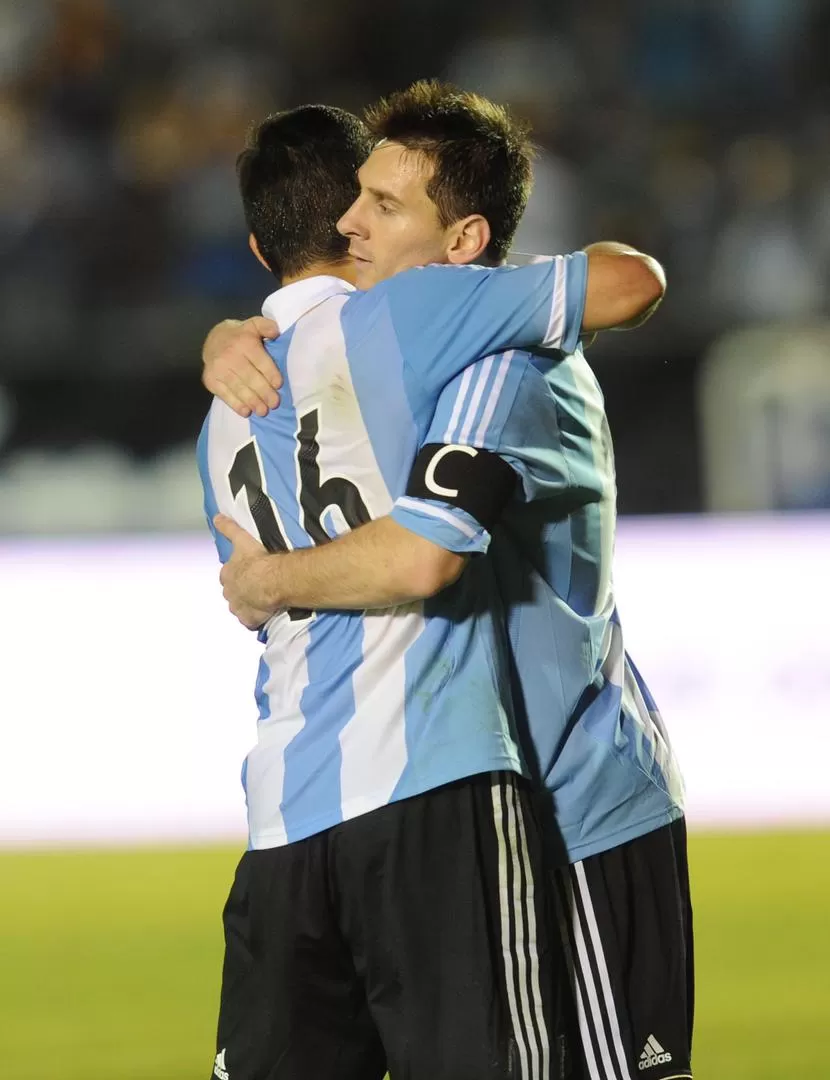 ¡VENGA ESE ABRAZO! El Kun Agüero (16) felicita a Messi por uno de los goles. 