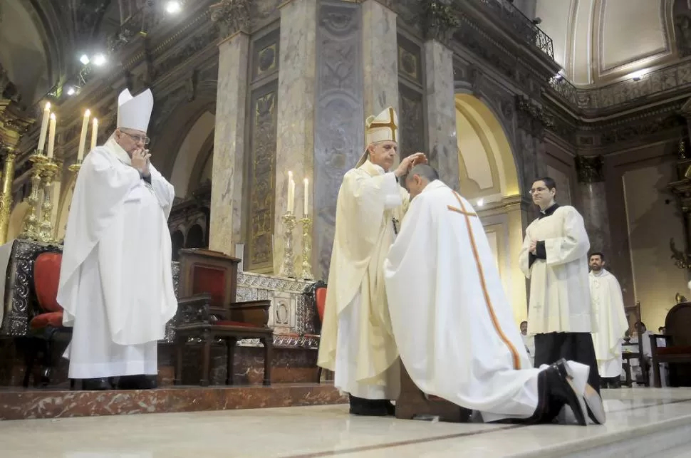 EMOTIVO. Monseñor Poli preside la ordenación episcopal de Fernández. DYN