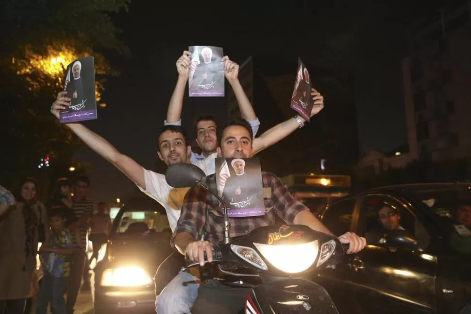 FESTEJO. Los jóvenes, como los que festejan en la foto en Teherán, votaron en forma masiva a Ruhani. FOTOS DE REUTERS
