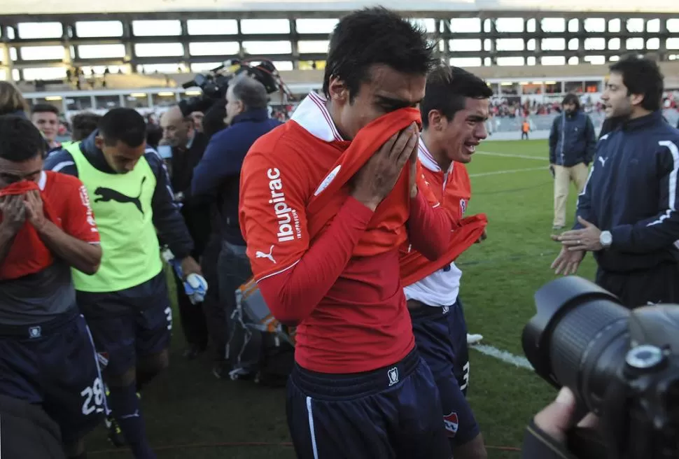 DESCONSUELO. Adrián Fernández y Lucas Villalba no pueden contener las lágrimas por el descenso de Independiente. 