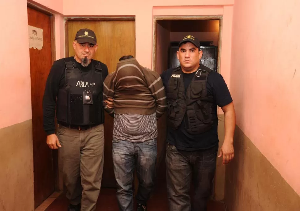 CUSTODIADO. El detenido fue esposado y trasladado a una celda. LA GACETA / FOTO DE ENRIQUE GALINDEZ
