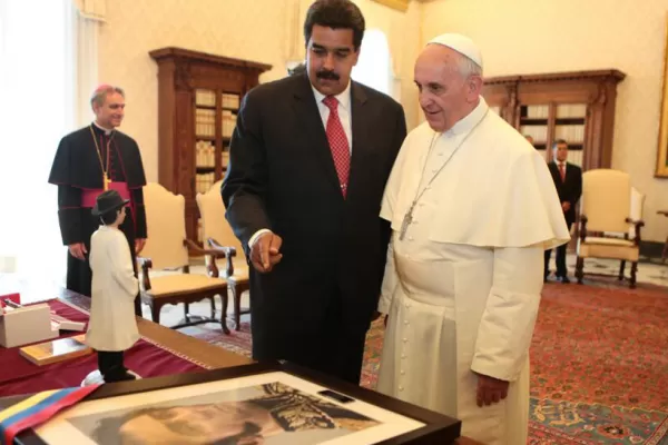 Maduro estuvo con el Papa Francisco y le regaló un cuadro de Bolívar