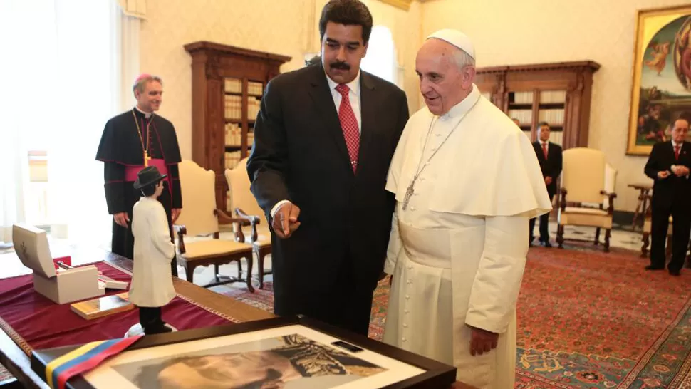 OBSEQUIOS. Maduro le presenta a Francisco los regalos. REUTERS