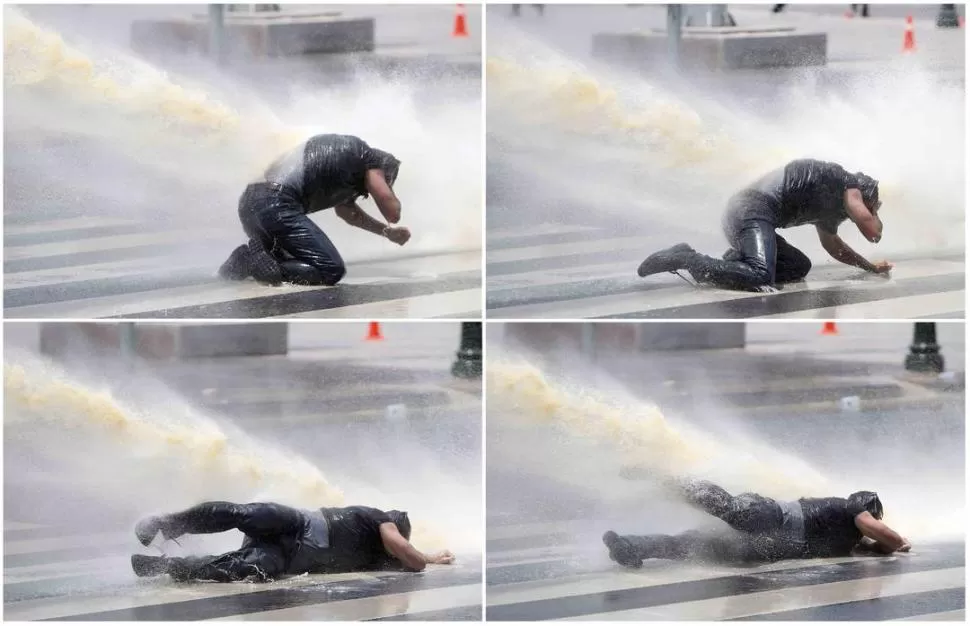REPRESIÓN. La Policía turca volvió a reprimir a los manifestantes antigubernamentales. Este joven es prácticamente arrastrado por un chorro de agua. REUTERS