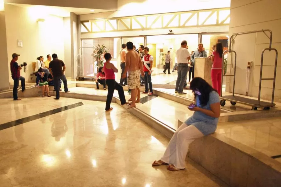 TEMOR. Un grupo de turistas de un hotel de la capital mexicana estuvieron a punto de ser desalojados. REUTERS