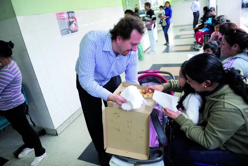 SORPRENDIDOS. Niños y padres que esperaban en el hospital de Niños aceptaron con felicidad las empanadas.  