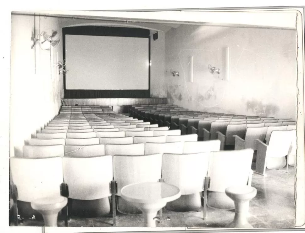 POSTAL DEL RECUERDO. La Cineteca tenía capacidad para 200 personas. Incluía butacas acolchadas alineadas en forma descendente para una mejor visión. LA GACETA / FOTOS DE ARCHIVO