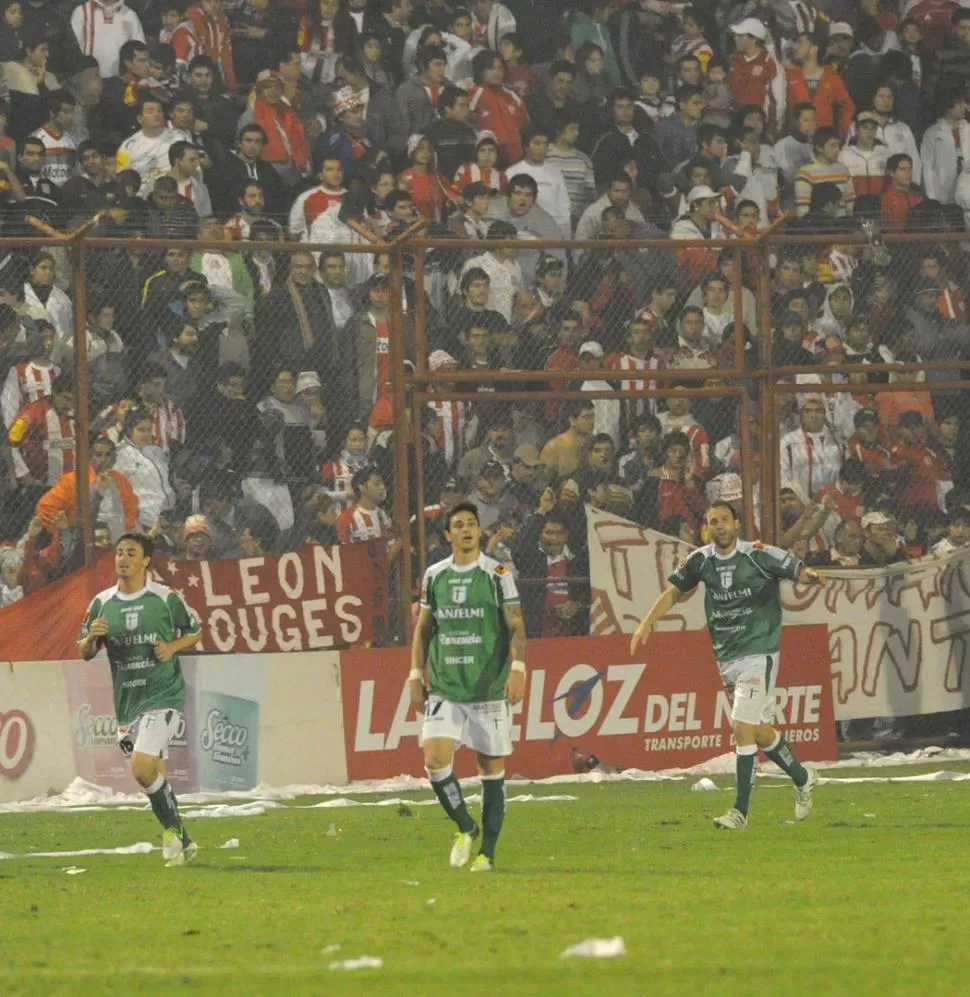 FESTEJO SEGURO. Aróstegui (derecha) convirtió al inicio y al final del partido el sábado y dejó muy bien parado a su Sportivo Belgrano para la revancha del viernes. 