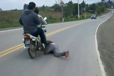 Lo atropelló una moto mientras hacía longboard en Yerba Buena