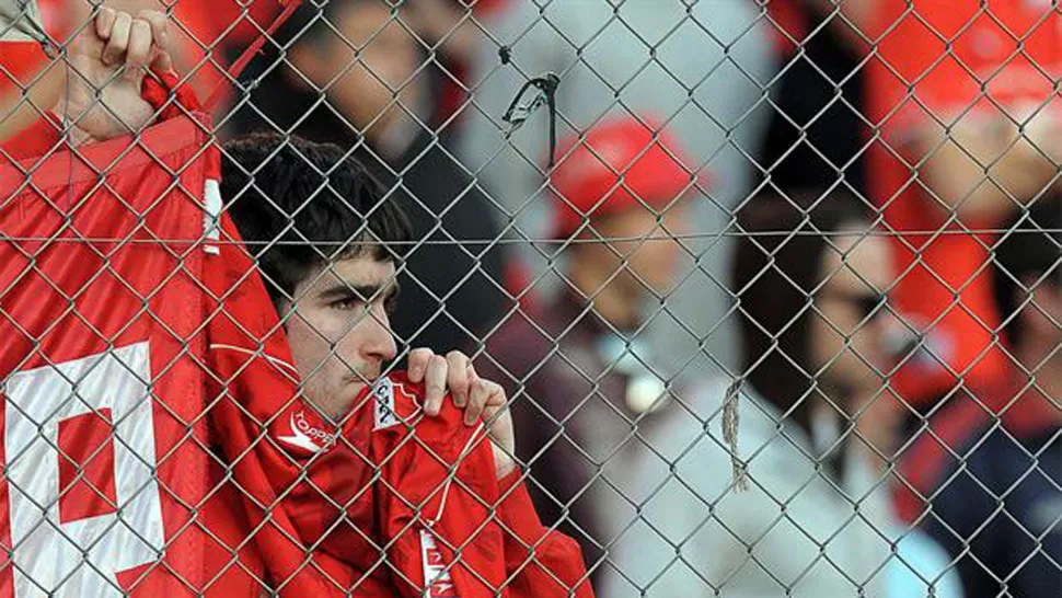 DESAZON. Un hincha de Independiente llora por el descenso de su equipo. FOTO TOMADA DE CANCHALLENA.COM