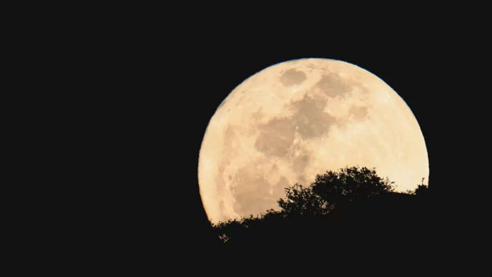 PARA ADMIRAR. La luna gigante será visible en todo el país siempre que las condiciones meteorológicas sean favorables. FOTO ARCHIVO