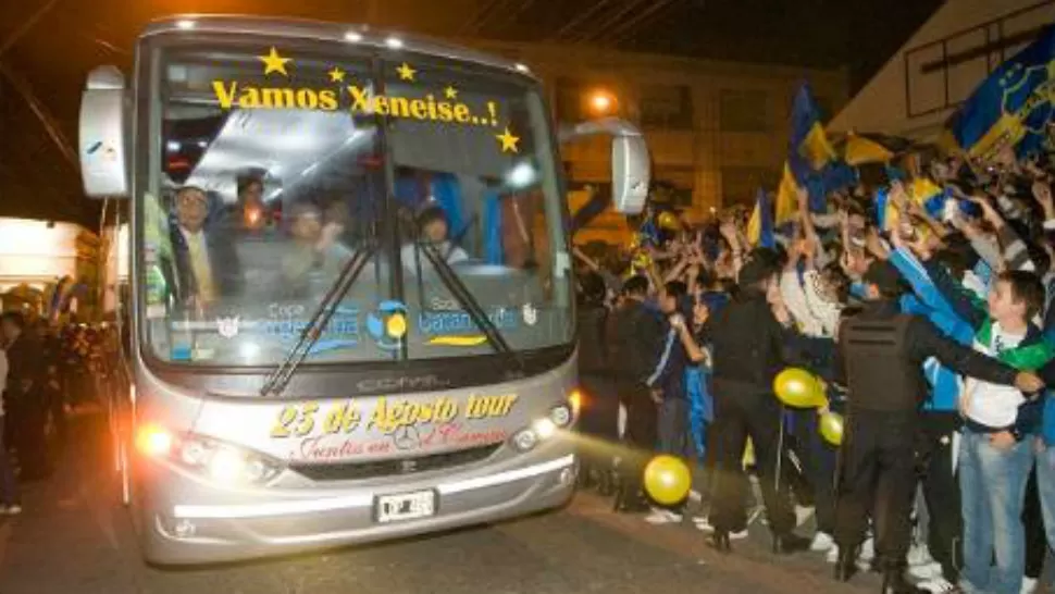 RECIBIMIENTO. La gran cantidad de hinchas y simpatizantes esperó en Catamarca al campeón de la Copa Argentina, y una verdadera multitud se mostró con camisetas azul y oro, en un clima festivo.