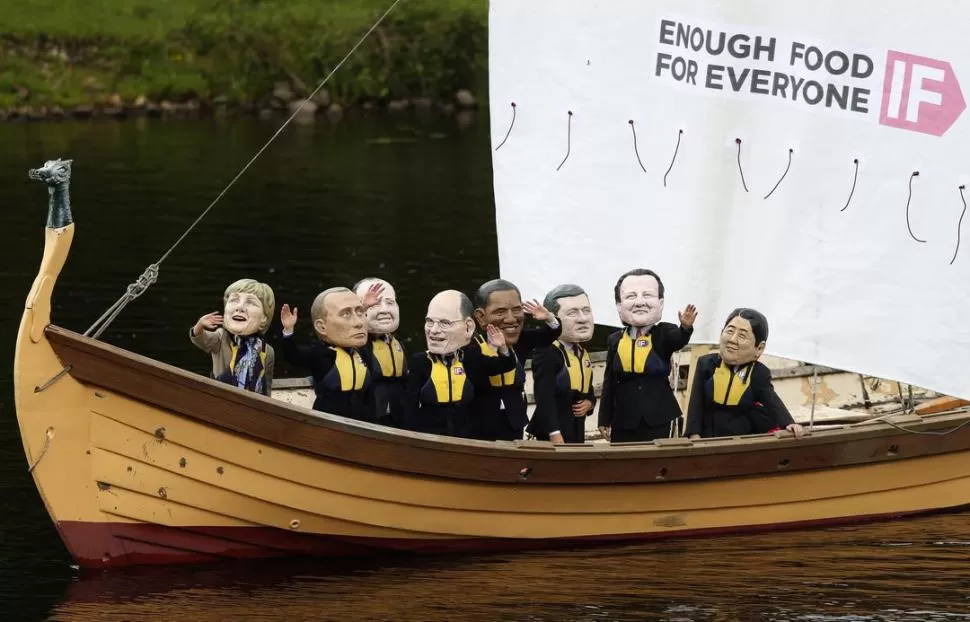RECLAMO. Activistas de una ONG contra el hambre se manifestaron en una réplica de un barco vikingo, con las máscaras de los líderes del G8. REUTERS