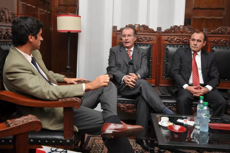 EN LA GACETA. El gerente general, José Pochat, recibió al ministro consejero García Álvarez y al secretario de Relaciones Internacionales, Luis Bravo. LA GACETA / FOTO DE DIEGO ARAOZ