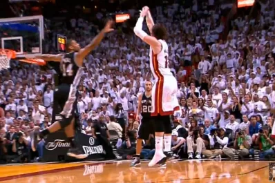 El increíble triple de Mike Miller con una sola zapatilla