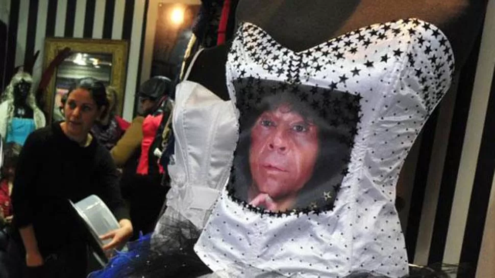 DUDOSO BUEN GUSTO. El vestido con la cara de La Mona se exhibe en una vidriera. FOTO TOMADA DE DIAADIA.COM.AR