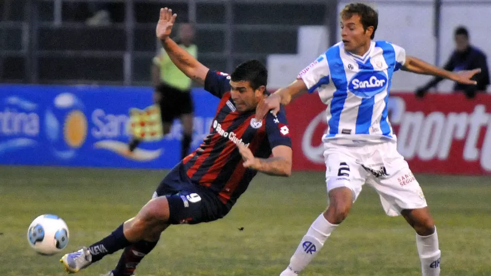 PRESA FACIL. San Lorenzo, con sus titulares, goleó 3 a 0 a Rafaela, que jugó con mayoría de suplentes. TELAM