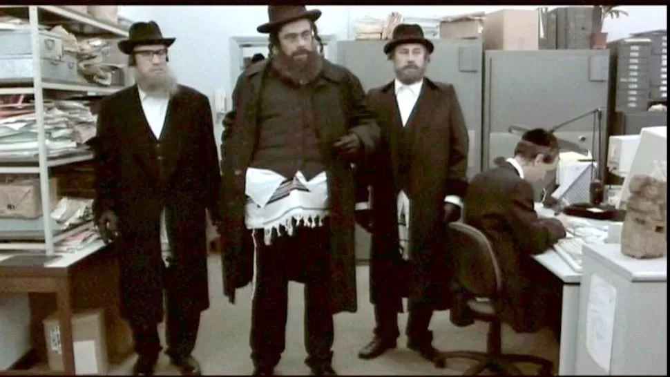 SIMILARES. Los rabinos ladrones tal vez se hayan inspirados en el filme Snatch: cerdos y diamantes (2000), donde se presentaba una escena similiar. FOTO TOMADA DE NYDAILYNEWS.COM