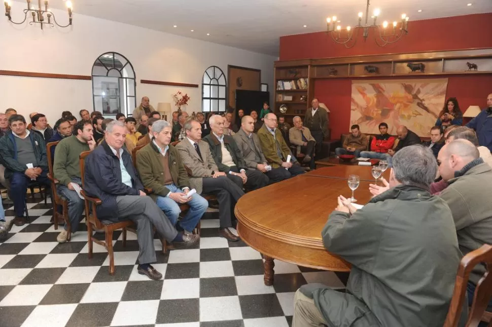 PLANTEOS. La Mesa de Enlace provincial debate con los productores en uno de los salones de la Sociedad Rural. LA GACETA / FOTO DE ANTONIO FERRONI