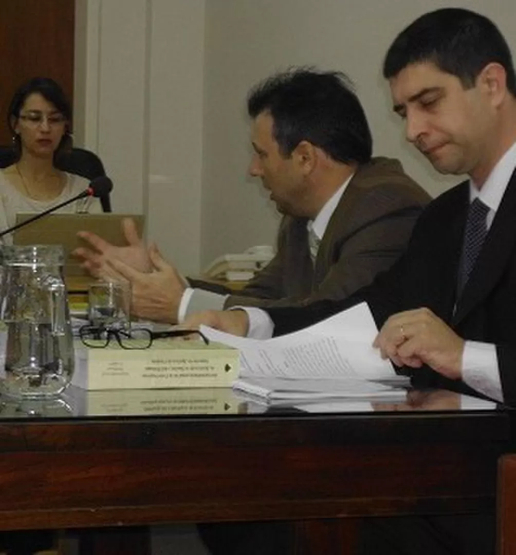 EN TRIBUNALES. Juan Fornerón (izquierda) y Jorge Muñoz defienden al cura. ANALISISDIGITAL.COM